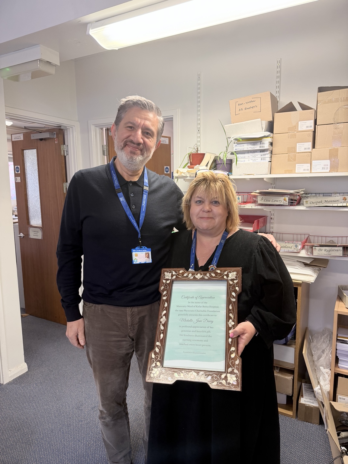 Michelle Davey مع شهادة التقدير